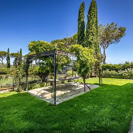 Villa Dei Pavoni - *